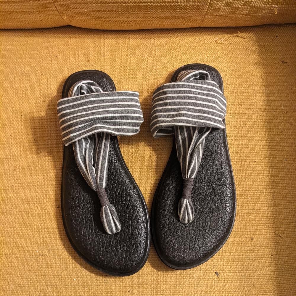 Sanuk Slingback Yoga Sandals in Gray and White Stripes, Women's Size 7